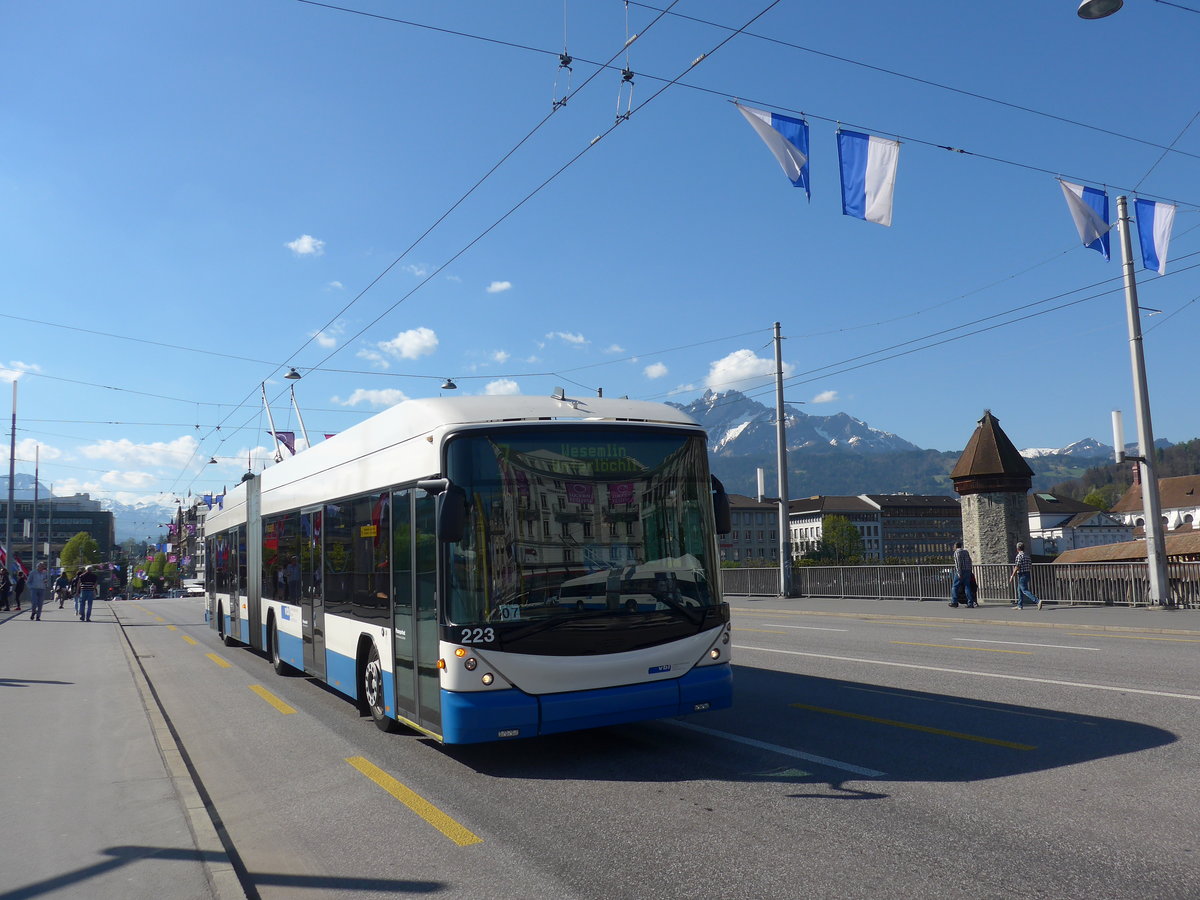 (179'462) - VBL Luzern - Nr. 223 - Hess/Hess Gelenktrolleybus am 10. April 2017 in Luzern, Bahnhofbr�cke