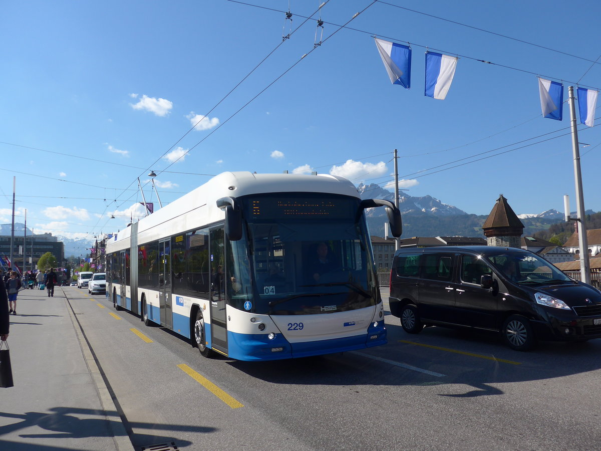 (179'463) - VBL Luzern - Nr. 229 - Hess/Hess Gelenktrolleybus am 10. April 2017 in Luzern, Bahnhofbr�cke
