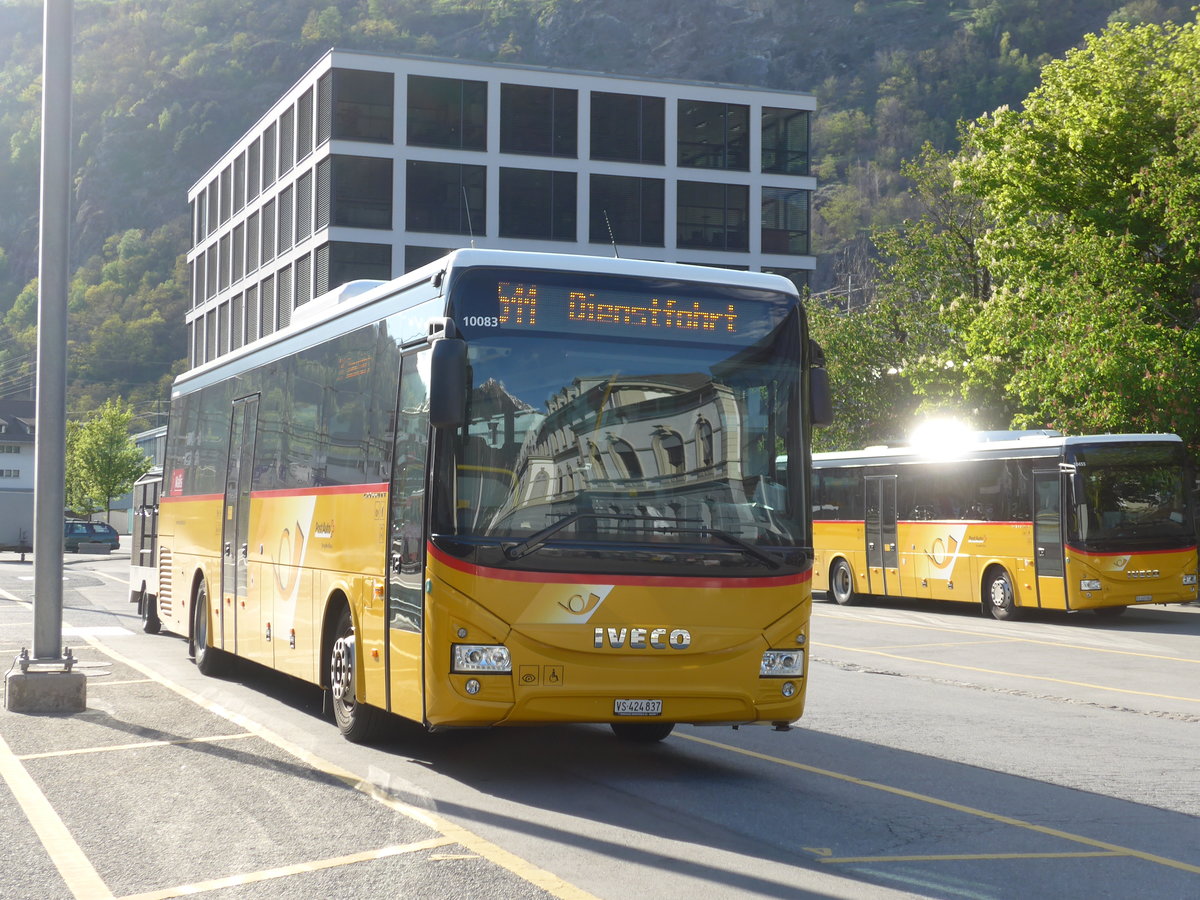 (179'606) - PostAuto Wallis - VS 424'837 - Iveco am 14. April 2017 beim Bahnhof Brig