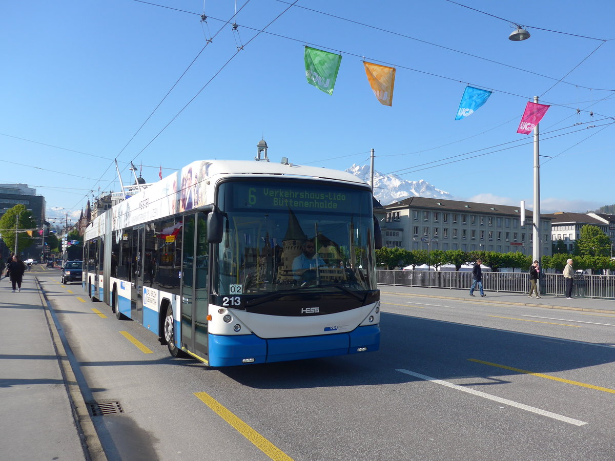 (179'746) - VBL Luzern - Nr. 213 - Hess/Hess Gelenktrolleybus am 29. April 2017 in Luzern, Bahnhofbr�cke