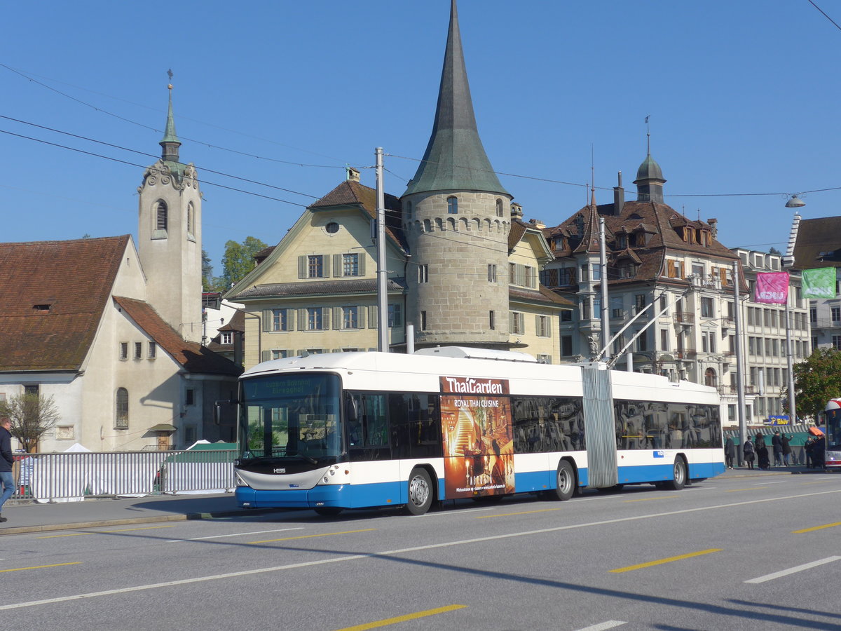 (179'747) - VBL Luzern - Nr. 219 - Hess/Hess Gelenktrolleybus am 29. April 2017 in Luzern, Bahnhofbr�cke