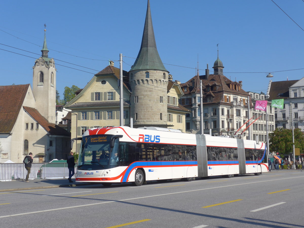 (179'748) - VBL Luzern - Nr. 401 - Hess/Hess Doppelgelenktrolleybus am 29. April 2017 in Luzern, Bahnhofbr�cke