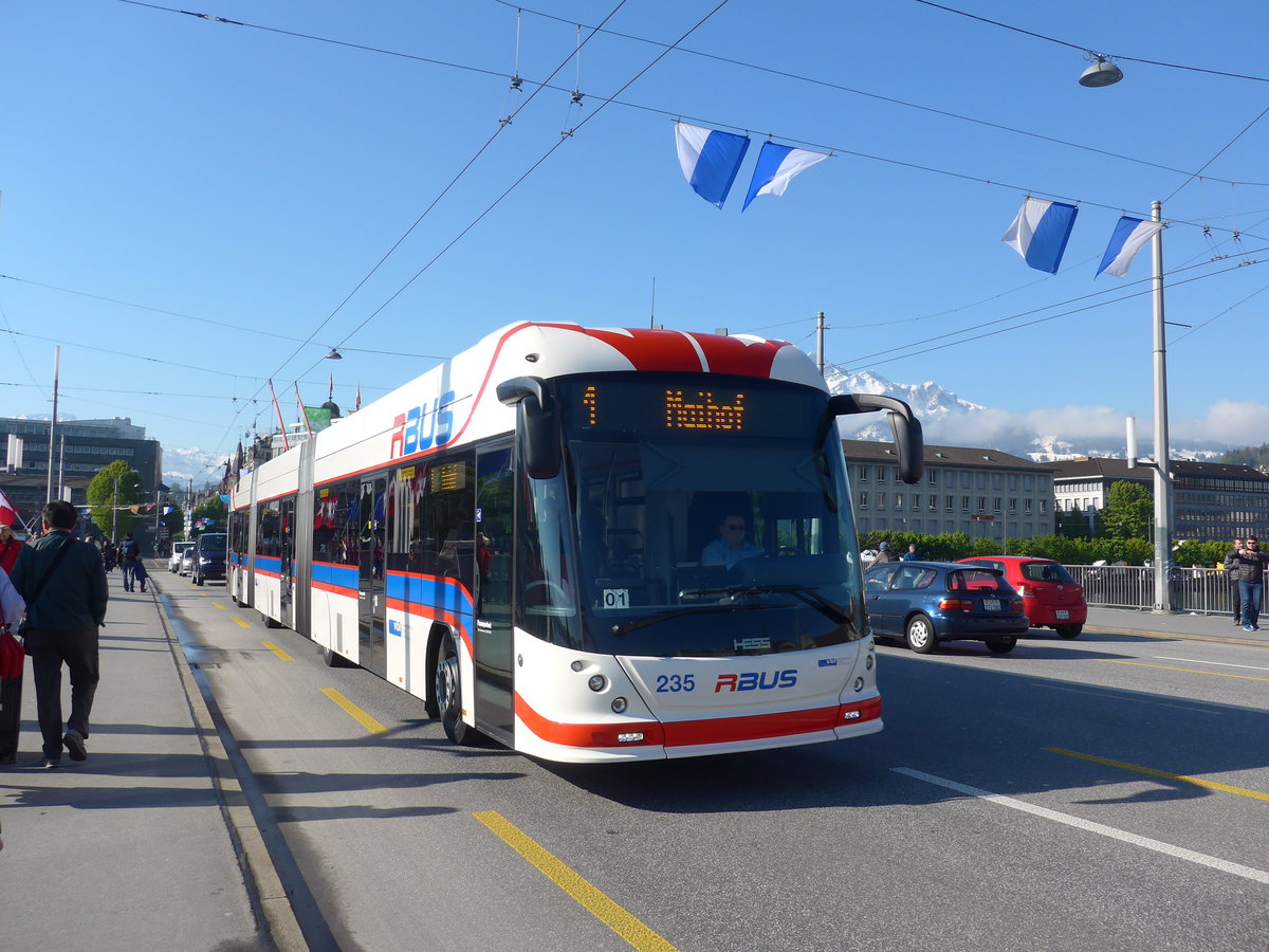 (179'753) - VBL Luzern - Nr. 235 - Hess/Hess Doppelgelenktrolleybus am 29. April 2017 in Luzern, Bahnhofbr�cke
