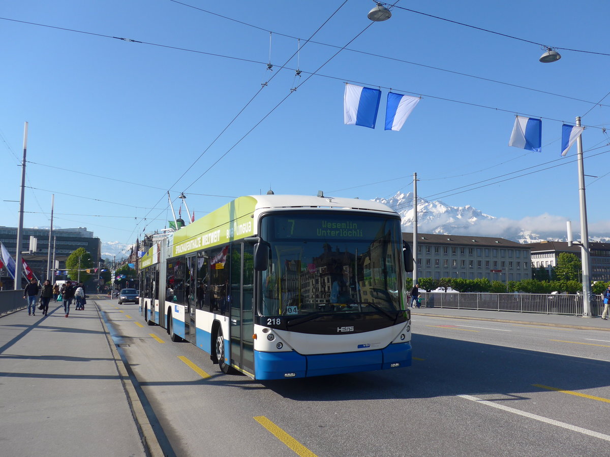 (179'754) - VBL Luzern - Nr. 218 - Hess/Hess Gelenktrolleybus am 29. April 2017 in Luzern, Bahnhofbr�cke