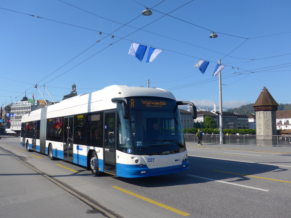 (179'757) - VBL Luzern - Nr. 227 - Hess/Hess Gelenktrolleybus am 29. April 2017 in Luzern, Bahnhofbr�cke