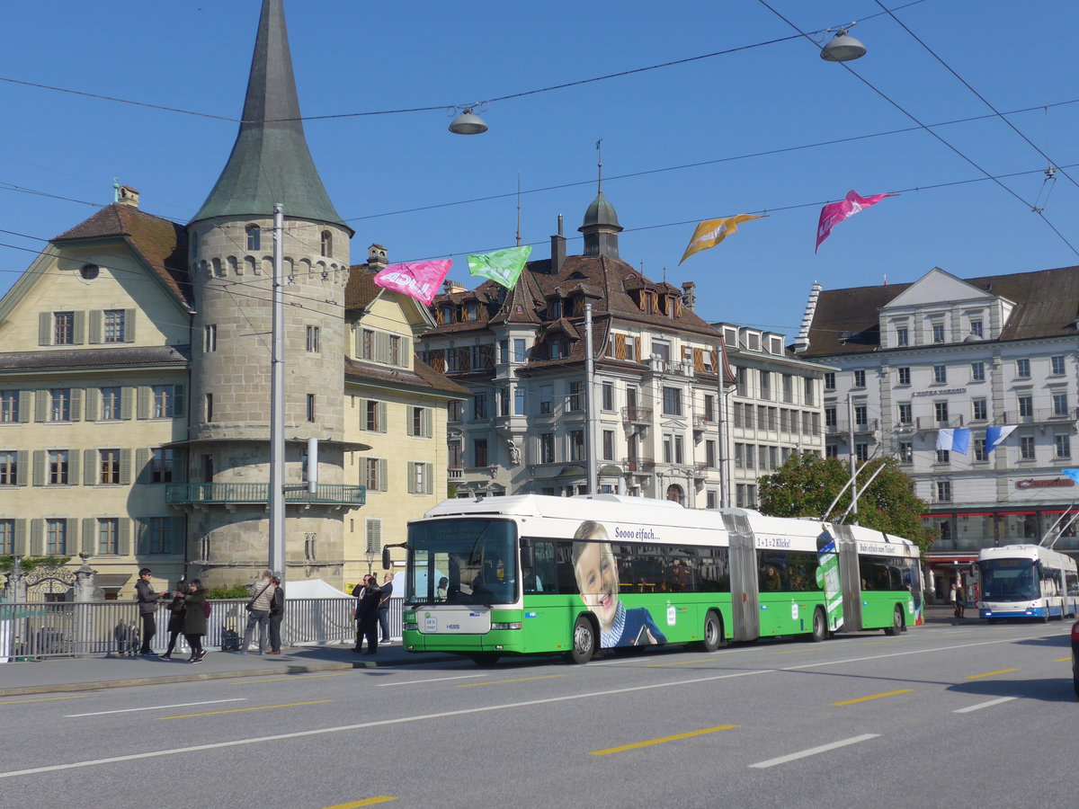 (179'758) - VBL Luzern - Nr. 233 - Hess/Hess Doppelgelenktrolleybus am 29. April 2017 in Luzern, Bahnhofbr�cke