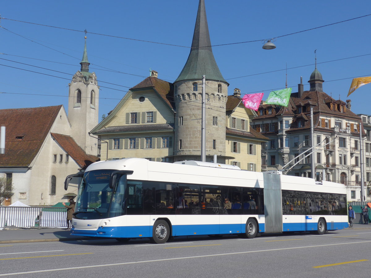(179'759) - VBL Luzern - Nr. 228 - Hess/Hess Gelenktrolleybus am 29. April 2017 in Luzern, Bahnhofbr�cke