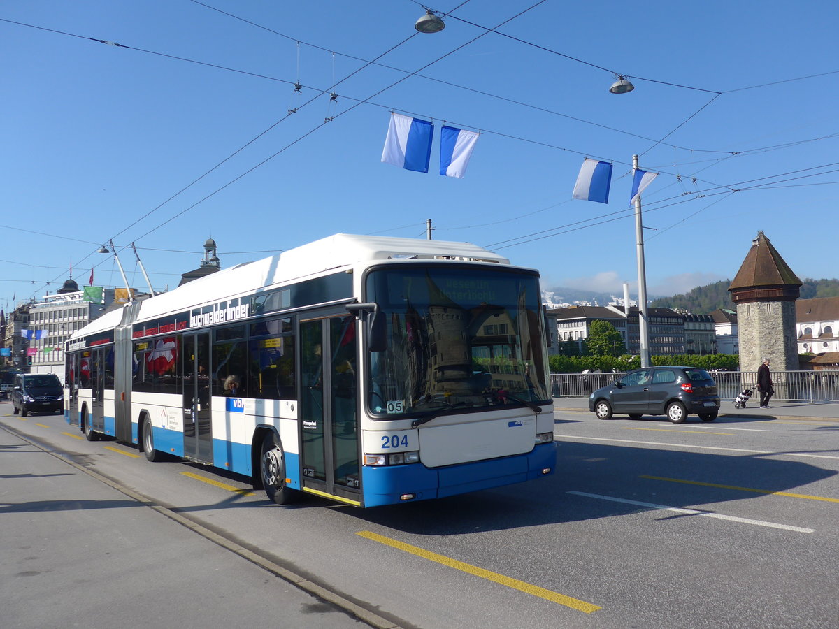 (179'764) - VBL Luzern - Nr. 204 - Hess/Hess Gelenktrolleybus am 29. April 2017 in Luzern, Bahnhofbr�cke