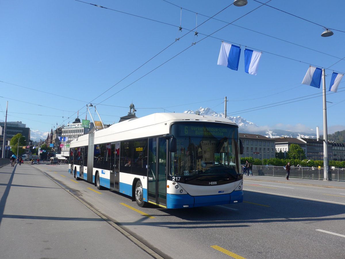 (179'766) - VBL Luzern - Nr. 217 - Hess/Hess Gelenktrolleybus am 29. April 2017 in Luzern, Bahnhofbr�cke