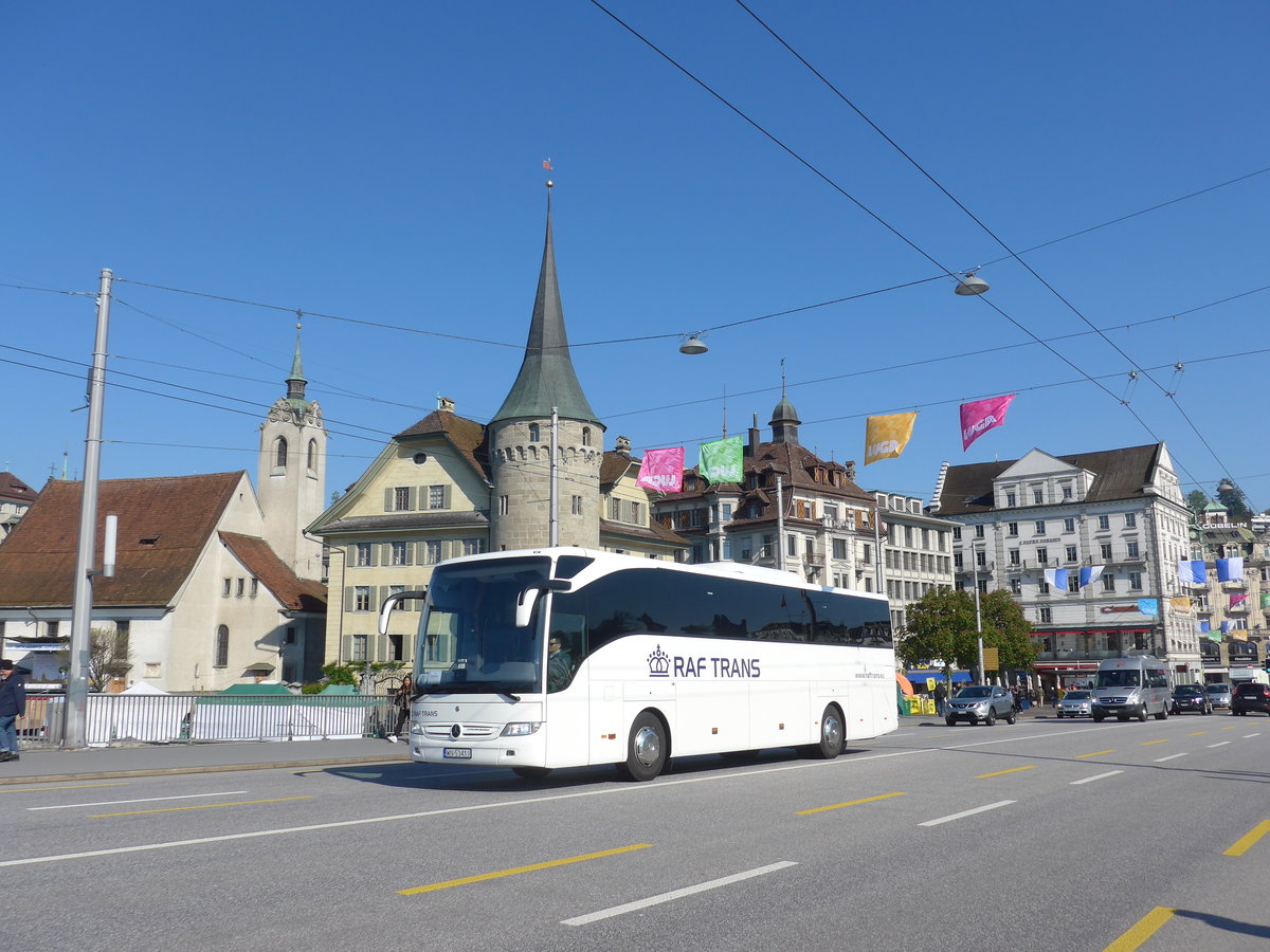 (179'772) - Aus Polen: Raf Trans, Warszawa - WN 5341J - Mercedes am 29. April 2017 in Luzern, Bahnhofbr�cke