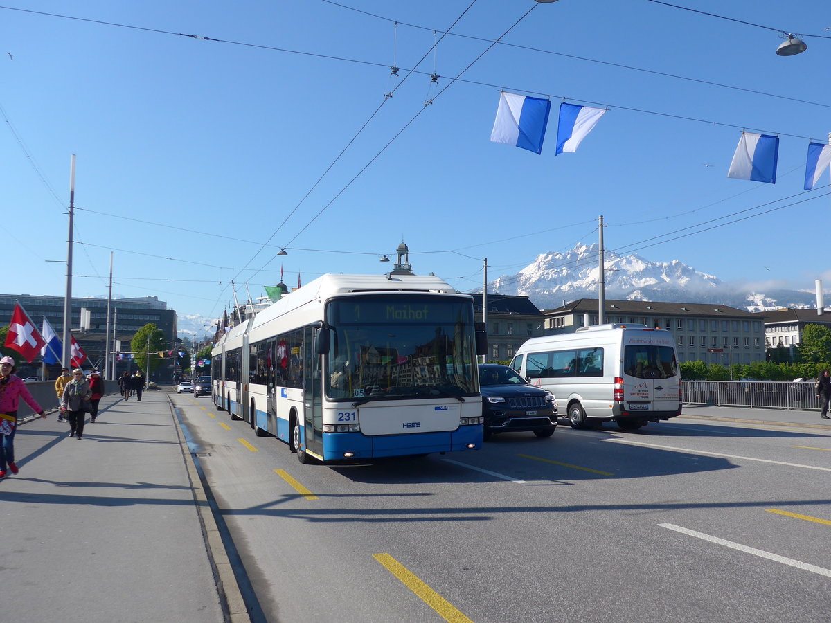 (179'773) - VBL Luzern - Nr. 231 - Hess/Hess Doppelgelenktrolleybus am 29. April 2017 in Luzern, Bahnhofbr�cke