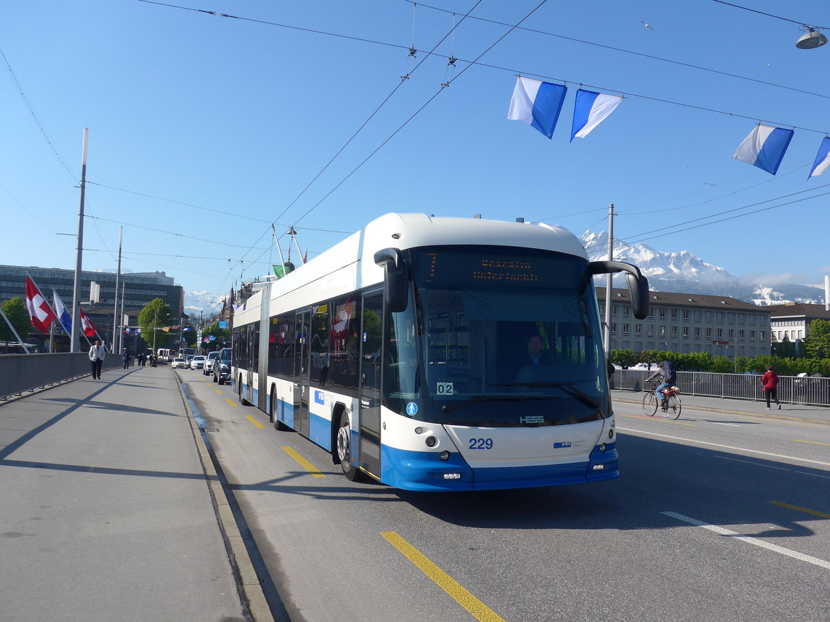 (179'774) - VBL Luzern - Nr. 229 - Hess/Hess Gelenktrolleybus am 29. April 2017 in Luzern, Bahnhofbr�cke