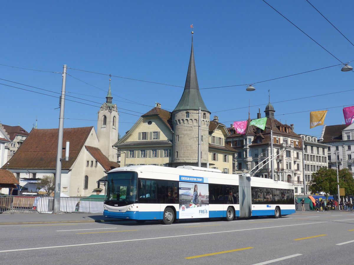 (179'775) - VBL Luzern - Nr. 222 - Hess/Hess Gelenktrolleybus am 29. April 2017 in Luzern, Bahnhofbr�cke