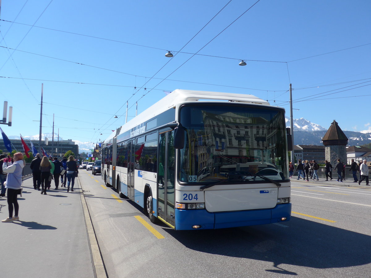 (179'833) - VBL Luzern - Nr. 204 - Hess/Hess Gelenktrolleybus am 29. April 2017 in Luzern, Bahnhofbr�cke
