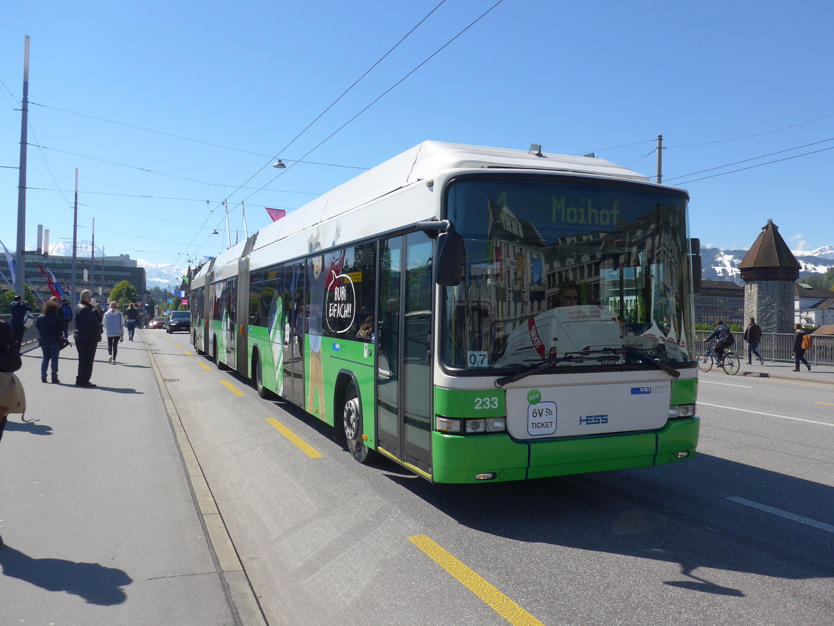 (179'834) - VBL Luzern - Nr. 233 - Hess/Hess Doppelgelenktrolleybus am 29. April 2017 in Luzern, Bahnhofbr�cke