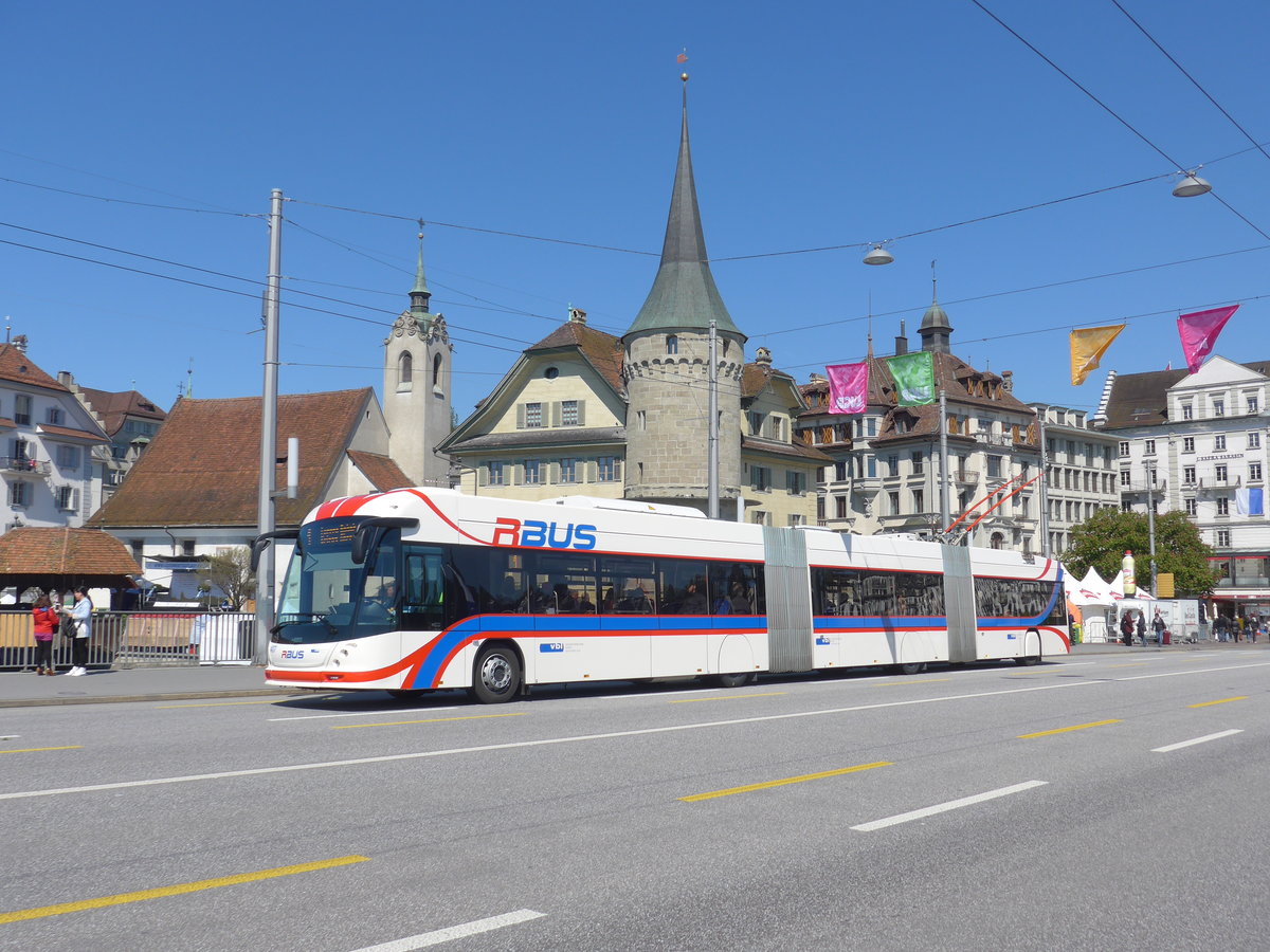 (179'835) - VBL Luzern - Nr. 407 - Hess/Hess Doppelgelenktrolleybus am 29. April 2017 in Luzern, Bahnhofbr�cke
