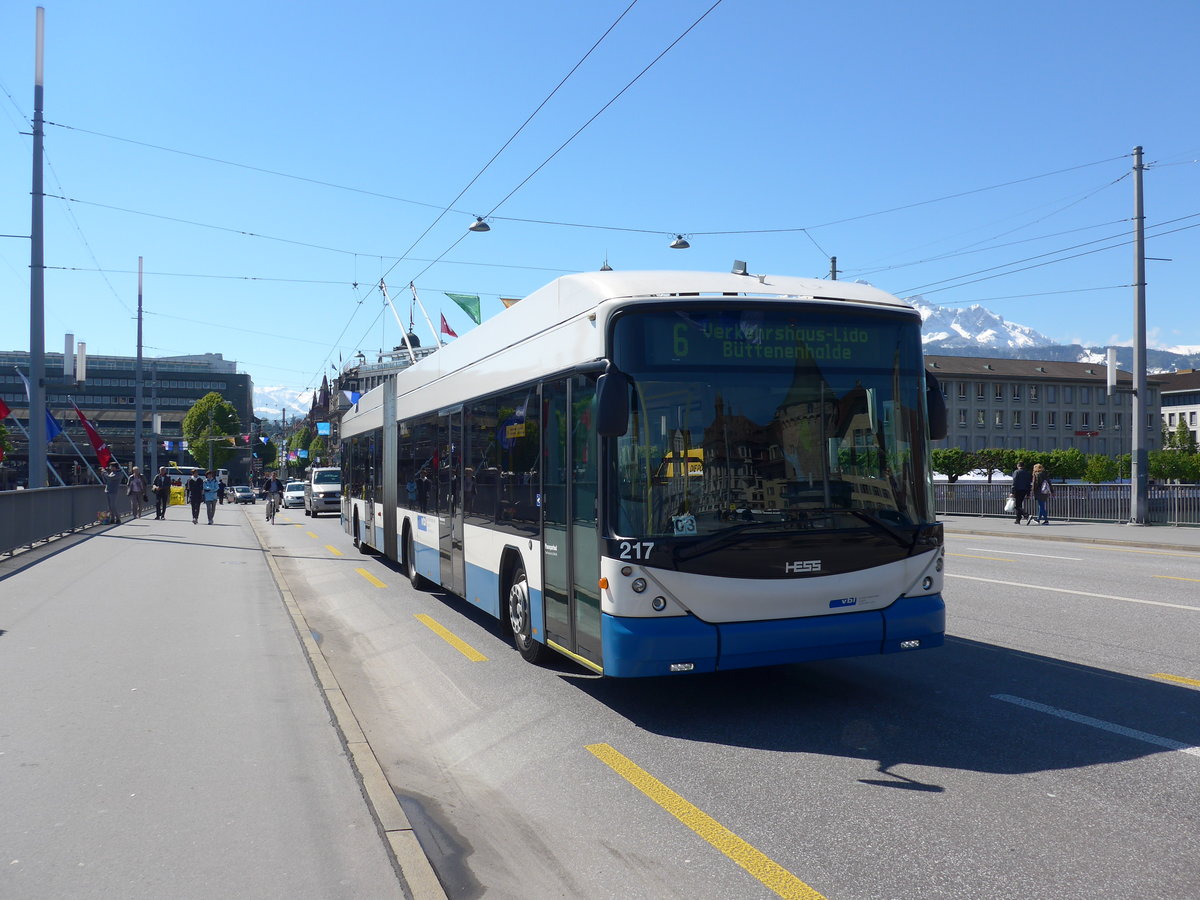 (179'836) - VBL Luzern - Nr. 217 - Hess/Hess Gelenktrolleybus am 29. April 2017 in Luzern, Bahnhofbr�cke