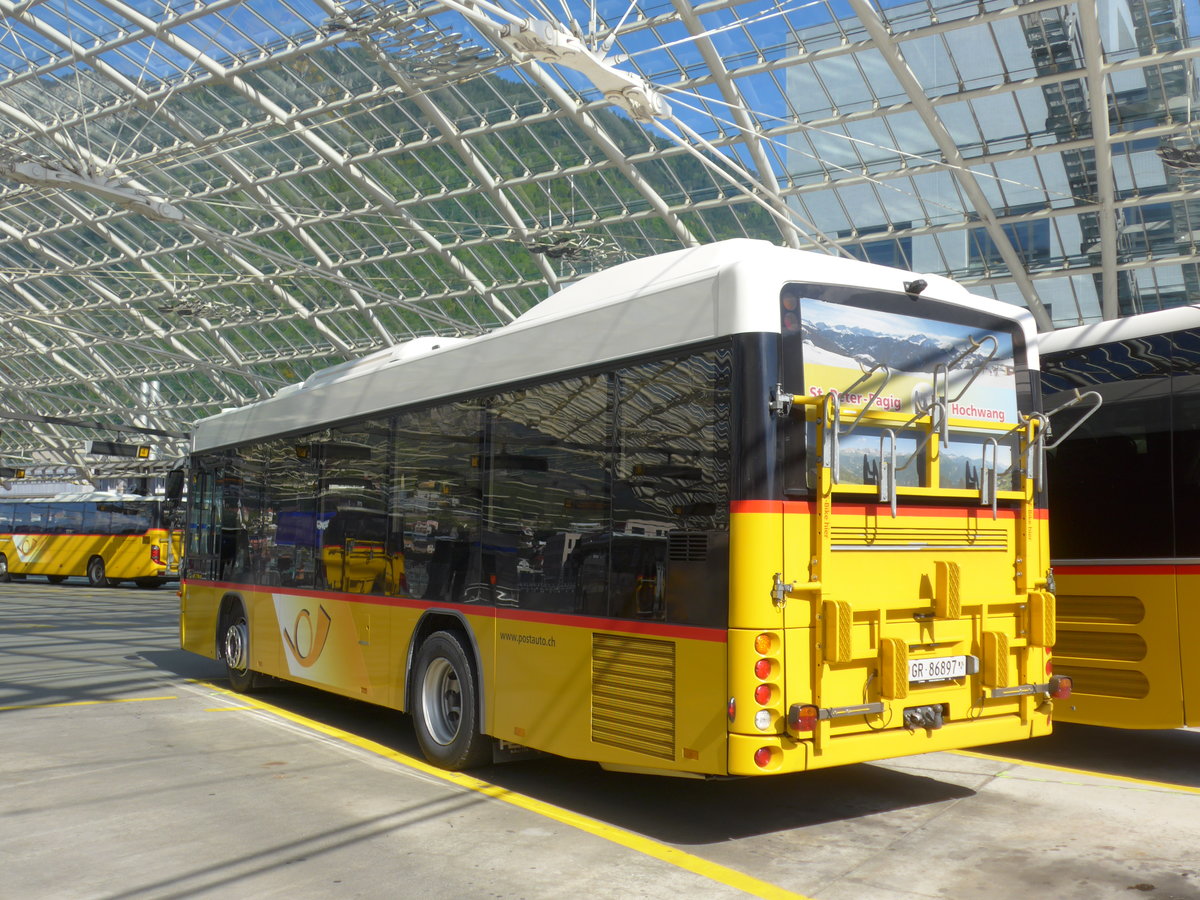 (180'415) - PostAuto Graub�nden - GR 86'897 - Scania/Hess am 22. Mai 2017 in Chur, Postautostation