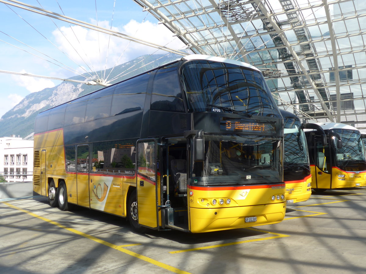 (181'111) - PostAuto Graub�nden - GR 102'368 - Neoplan am 15. Juni 2017 in Chur, Postautostation