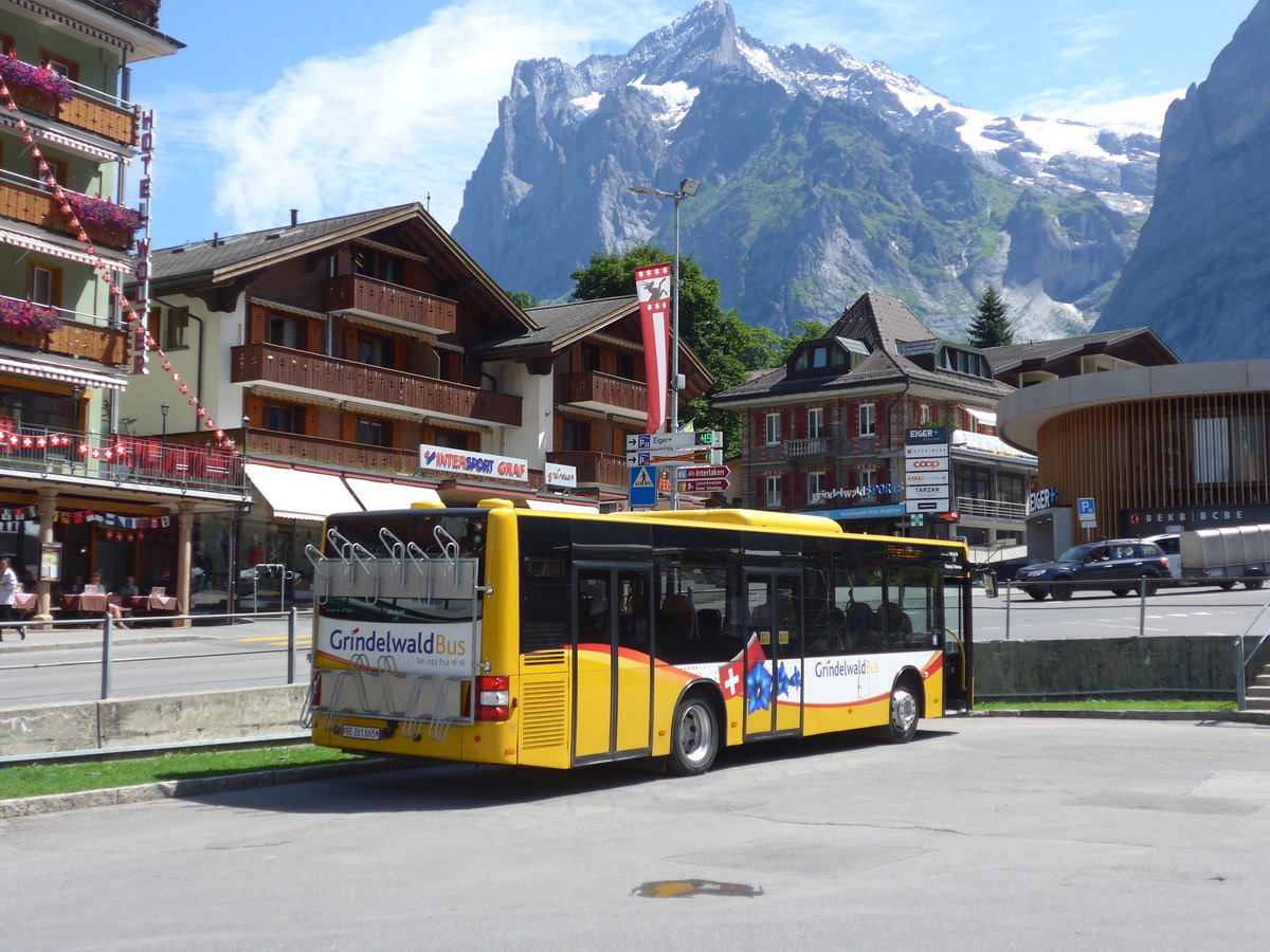 (182'353) - AVG Grindelwald - Nr. 11/BE 261'865 - MAN/G�ppel am 30. Juli 2017 beim Bahnhof Grindelwald