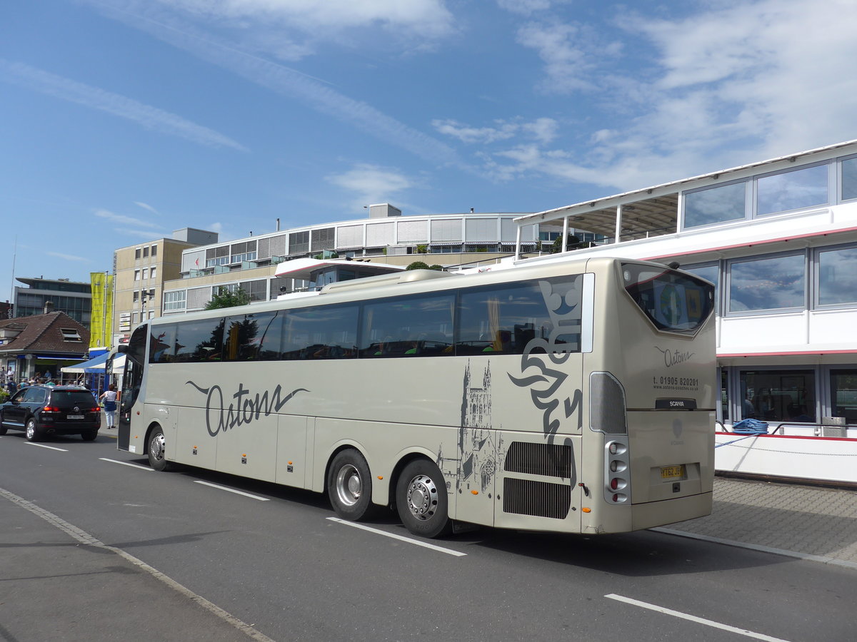 (182'466) - Aus England: Astons, Worcester - YT62 JBY - Scania am 31. Juli 2017 bei der Schiffl�ndte Thun