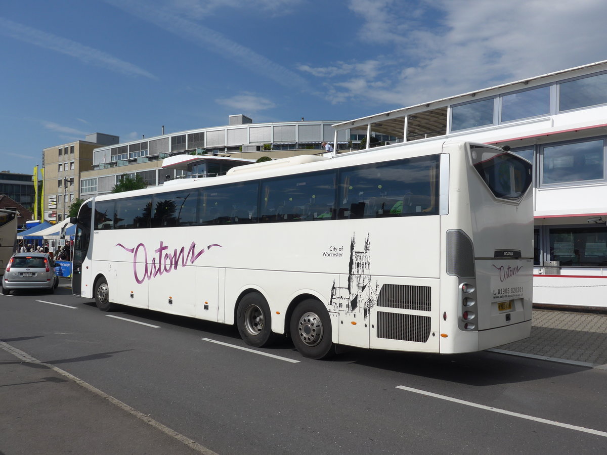 (182'467) - Aus England: Astons, Worcester - YN13 XYK - Scania am 31. Juli 2017 bei der Schiffl�ndte Thun