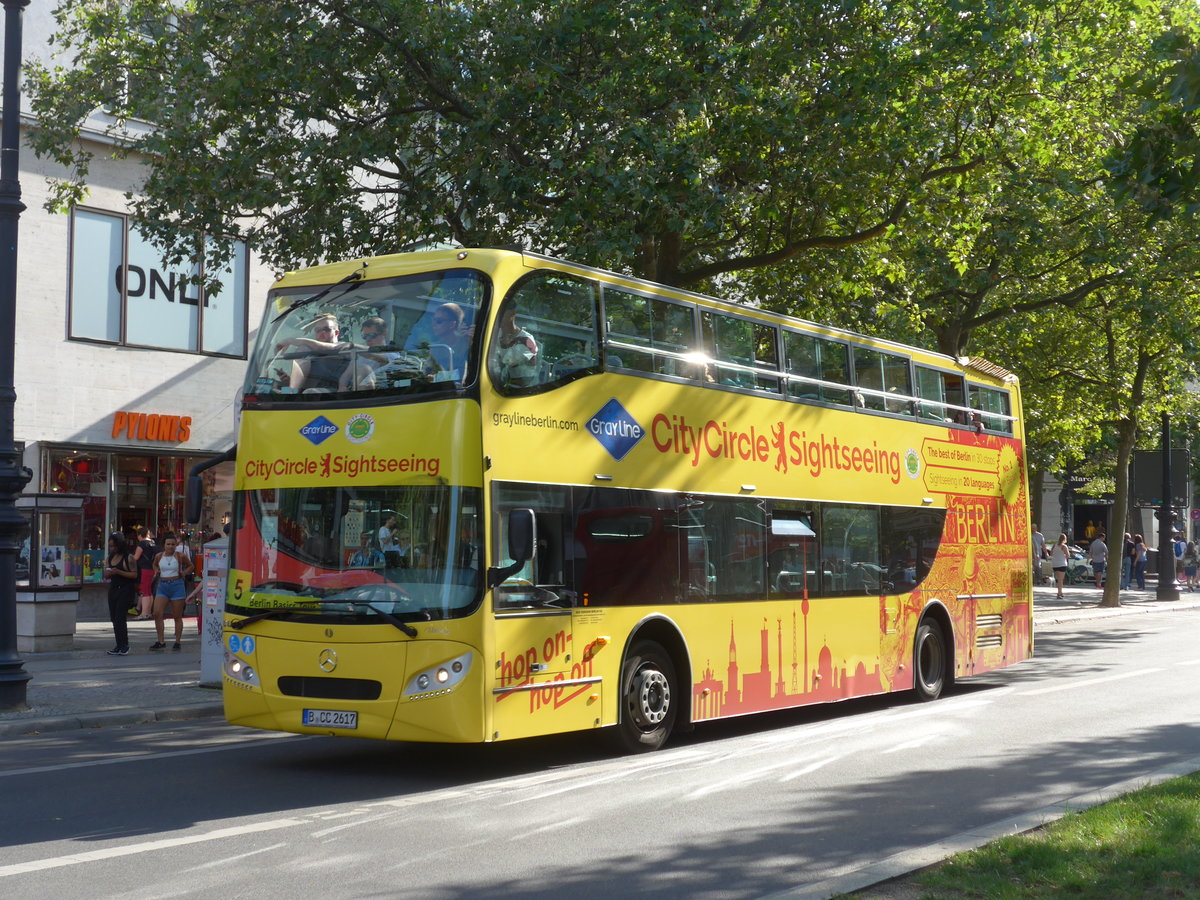 (183'245) - BVG Berlin - B-CC 2617 - Mercedes/UNVI am 9. August 2017 in Berlin, Kurf�rstendamm