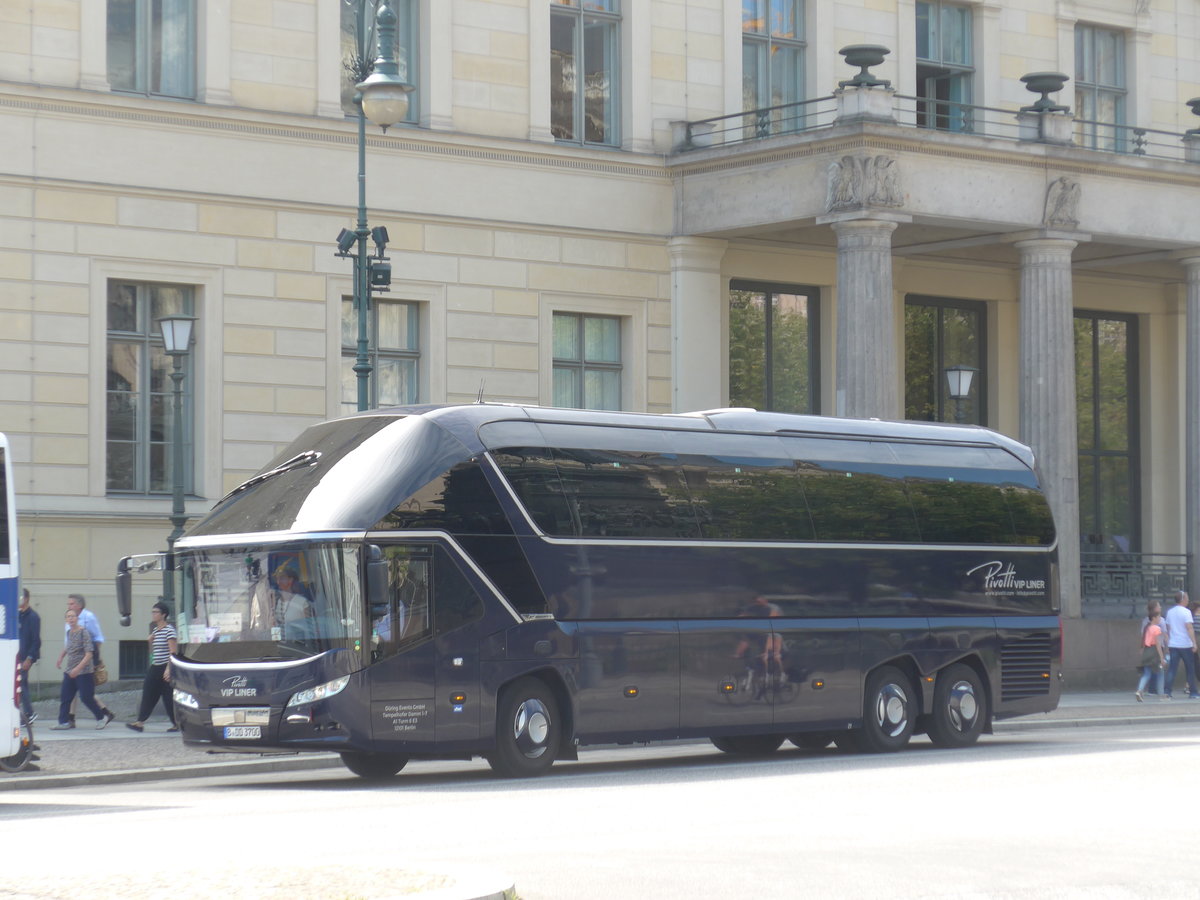 (183'319) - D�ring, Berlin - B-DD 3700 - Neoplan am 10. August 2017 in Berlin, Staatsoper
