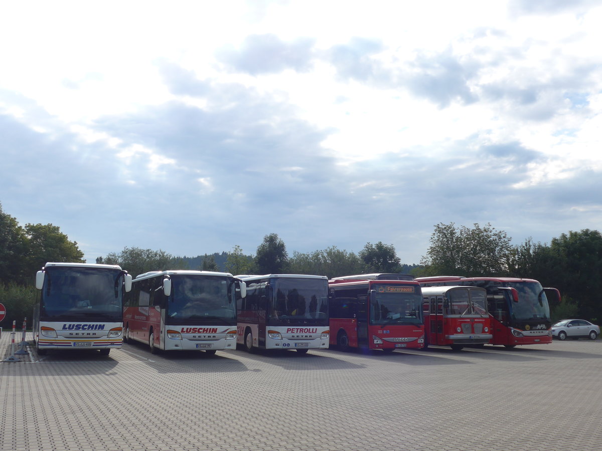 (183'890) - Luschin, Bad D�rrheim - VS-LU 400 + VS-LU 99 - Setra + Petrolli, Niedereschach - VS-PN 400 - Setra + SBG Freiburg - FR-JS 735 - Iveco + Radlmeier, Ergoldsbach - LA-RD 123H - FBW/Vetter-R&J Anderthalbdecker (ex FRAM Drachten/NL Nr. 20; ex Wespe, Altst�tten; ex AFA Adelboden Nr. 4) + aus der Schweiz: AFA Adelboden - Nr. 15/BE 26'702 - Setra am 23. August 2017 in Bad D�rrheim, Garage Luschin