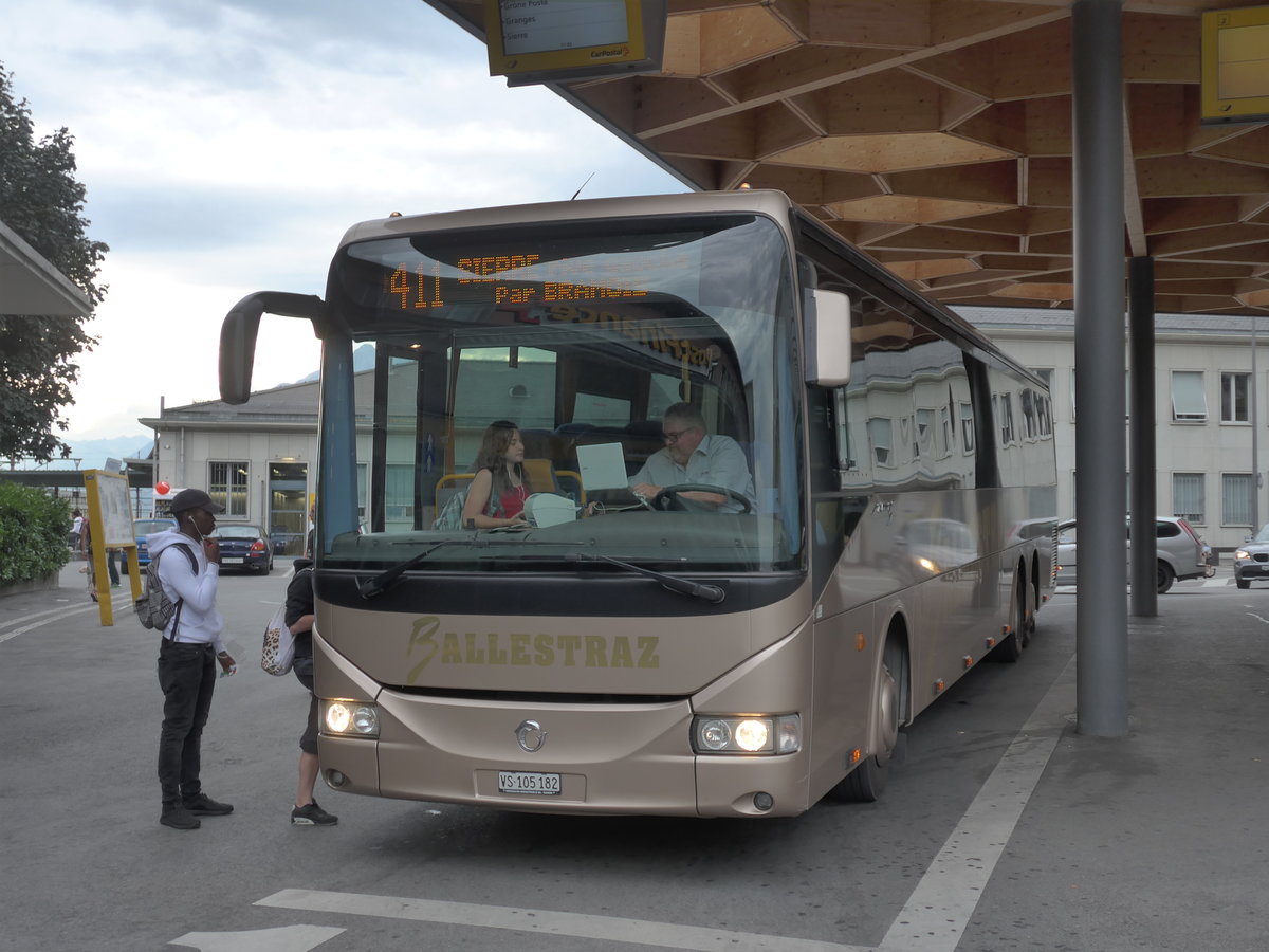 (184'088) - Ballestraz, Gr�ne - VS 105'182 - Irisbus am 24. August 2017 beim Bahnhof Sion