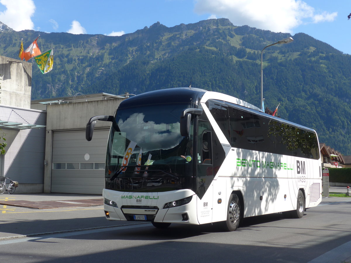 (184'610) - Aus Italien: Magnarelli, Terracina - FJ-921 SZ - MAN am 3. September 2017 beim Bahnhof Interlaken Ost