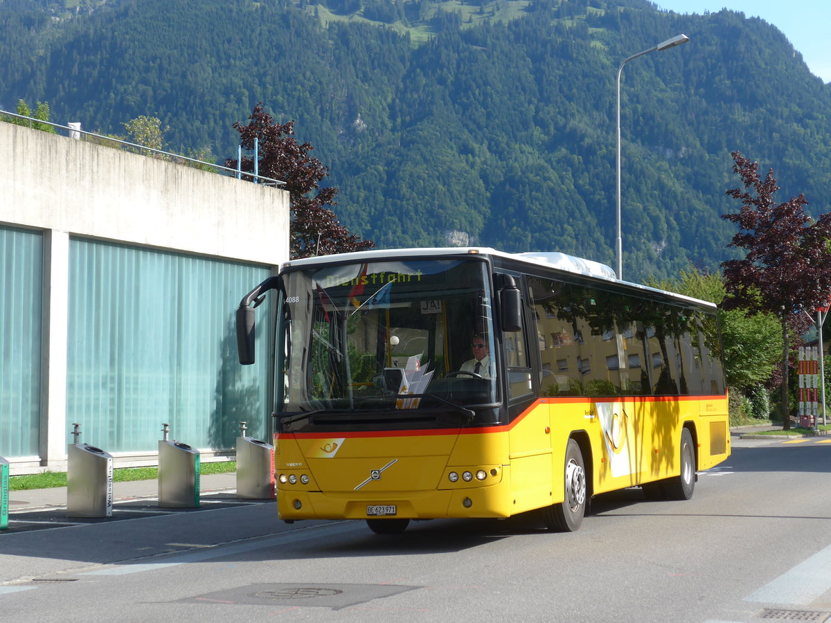 (184'632) - Fl�ck, Brienz - Nr. 4/BE 623'971 - Volvo (ex AVBB Schwanden) am 3. September 2017 beim Bahnhof Interlaken Ost