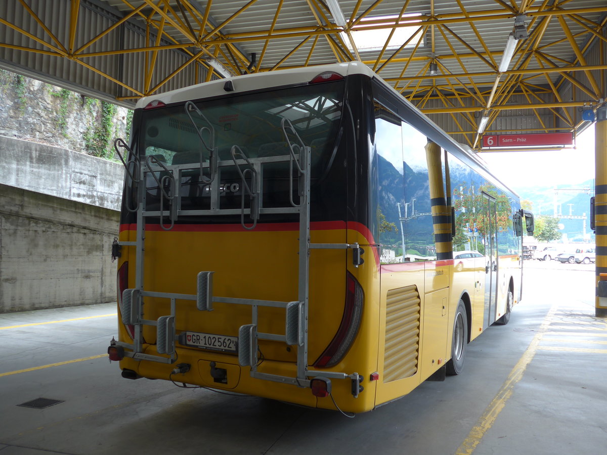 (185'041) - PostAuto Graub�nden - GR 102'562 - Iveco am 16. September 2017 in Thusis, Postautostation