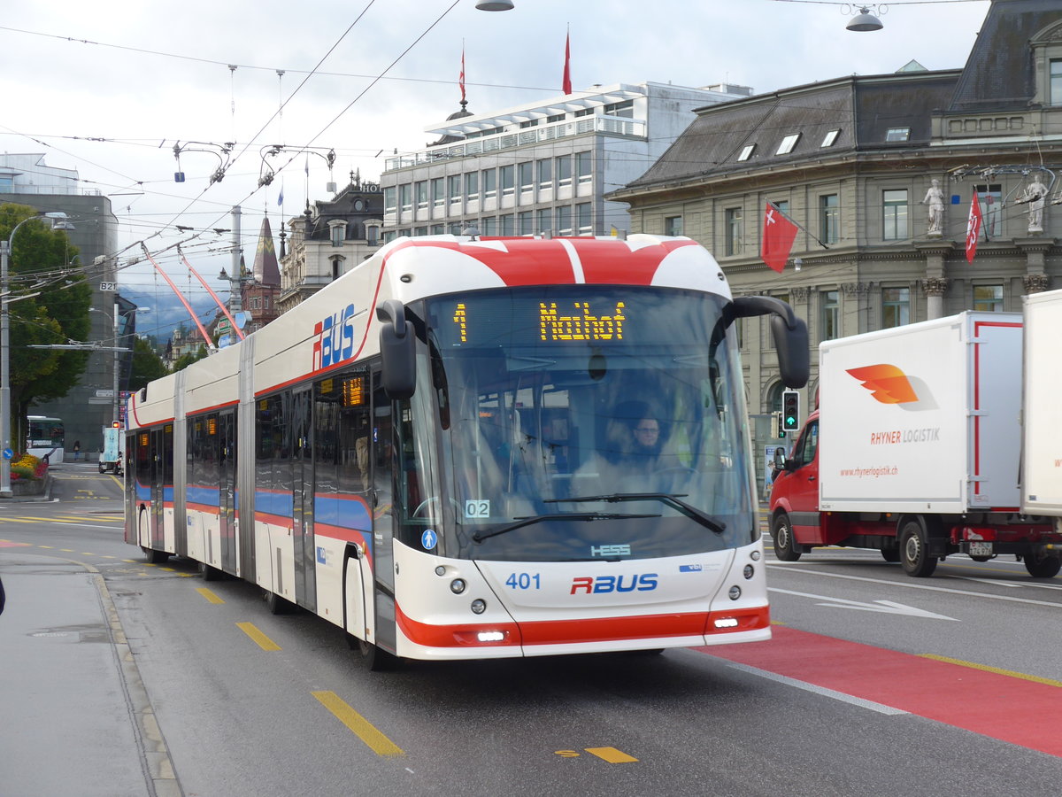 (185'105) - VBL Luzern - Nr. 401 - Hess/Hess Doppelgelenktrolleybus am 18. September 2017 in Luzern, Bahnhofbr�cke