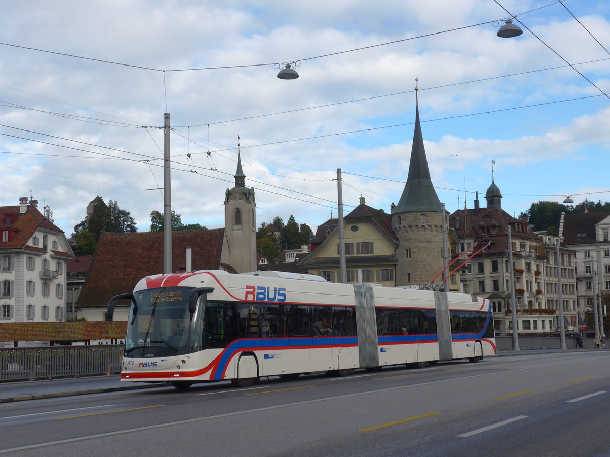 (185'108) - VBL Luzern - Nr. 412 - Hess/Hess Doppelgelenktrolleybus am 18. September 2017 in Luzern, Bahnhofbr�cke
