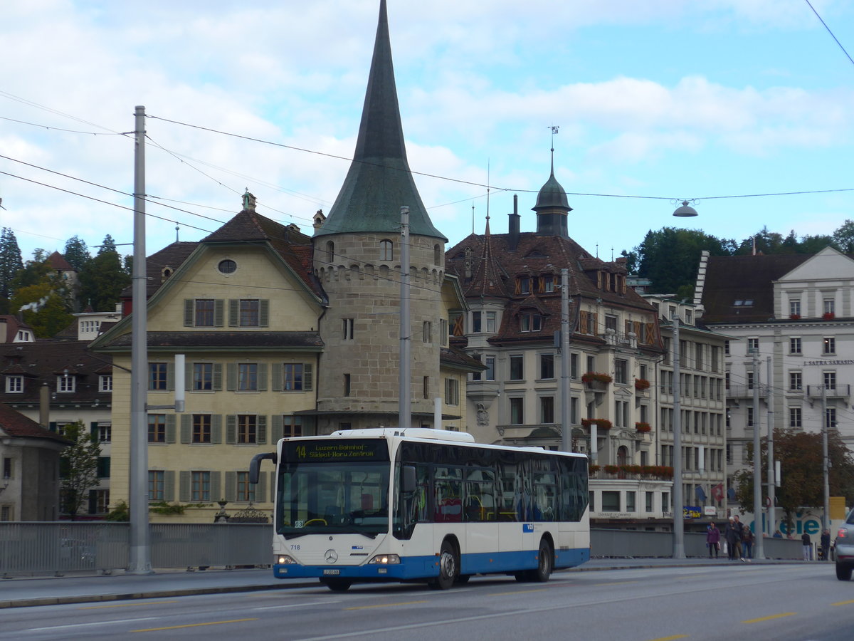 (185'110) - VBL Luzern - Nr. 718/LU 202'666 - Mercedes (ex Heggli, Kriens Nr. 718) am 18. September 2017 in Luzern, Bahnhofbr�cke