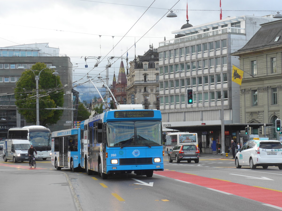 (185'115) - VBL Luzern - Nr. 260 - NAW/R&J-Hess Trolleybus am 18. September 2017 in Luzern, Bahnhofbr�cke