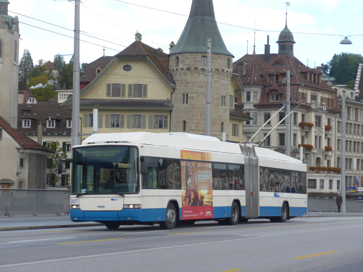 (185'116) - VBL Luzern - Nr. 207 - Hess/Hess Gelenktrolleybus am 18. September 2017 in Luzern, Bahnhofbr�cke