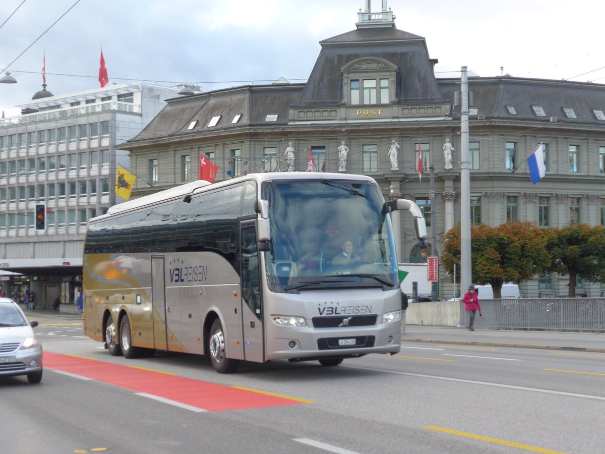 (185'119) - VBL Luzern - Nr. 804/LU 254'230 - Volvo am 18. September 2017 in Luzern, Bahnhofbr�cke