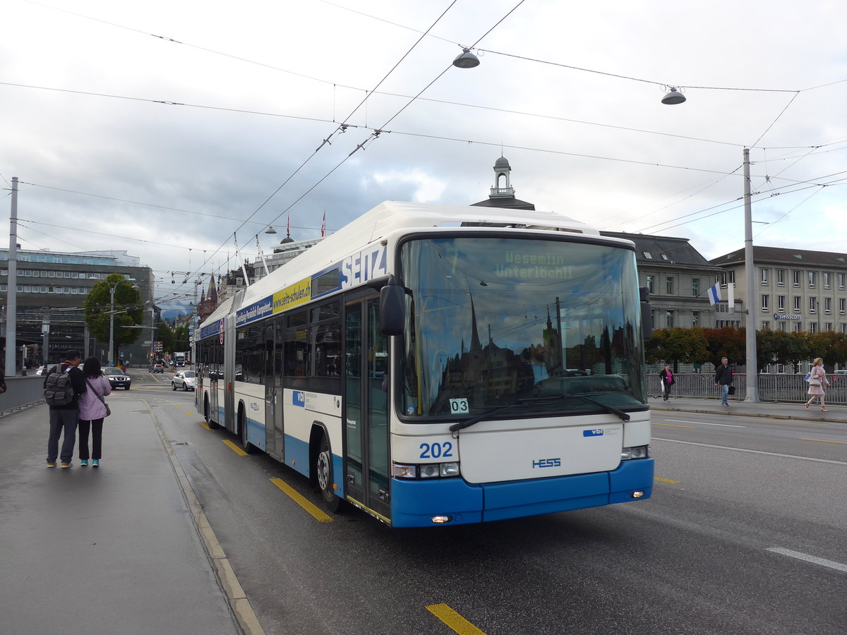 (185'124) - VBL Luzern - Nr. 202 - Hess/Hess Gelenktrolleybus am 18. September 2017 in Luzern, Bahnhofbr�cke
