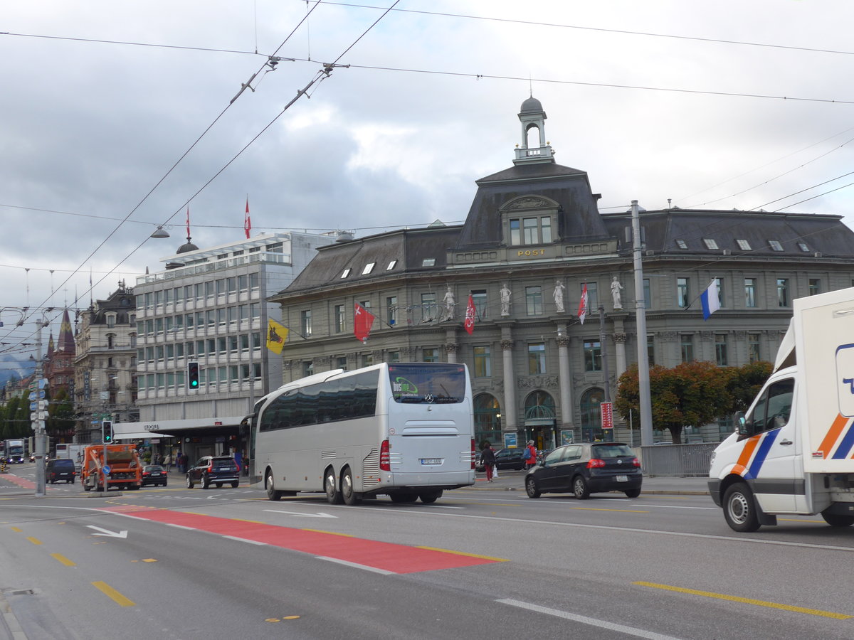 (185'128) - Aus Ungarn: Busline - PGY-468 - Mercedes am 18. September 2017 in Luzern, Bahnhofbr�cke