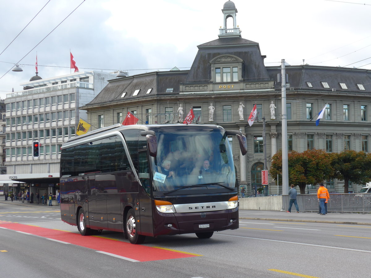 (185'129) - Meier, Z�rich - ZH 263'639 - Setra am 18. September 2017 in Luzern, Bahnhofbr�cke