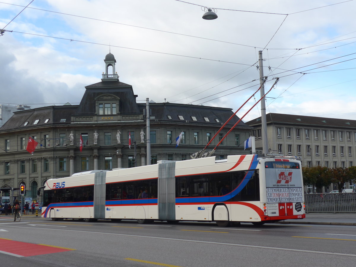 (185'130) - VBL Luzern - Nr. 410 - Hess/Hess Doppelgelenktrolleybus am 18. September 2017 in Luzern, Bahnhofbr�cke