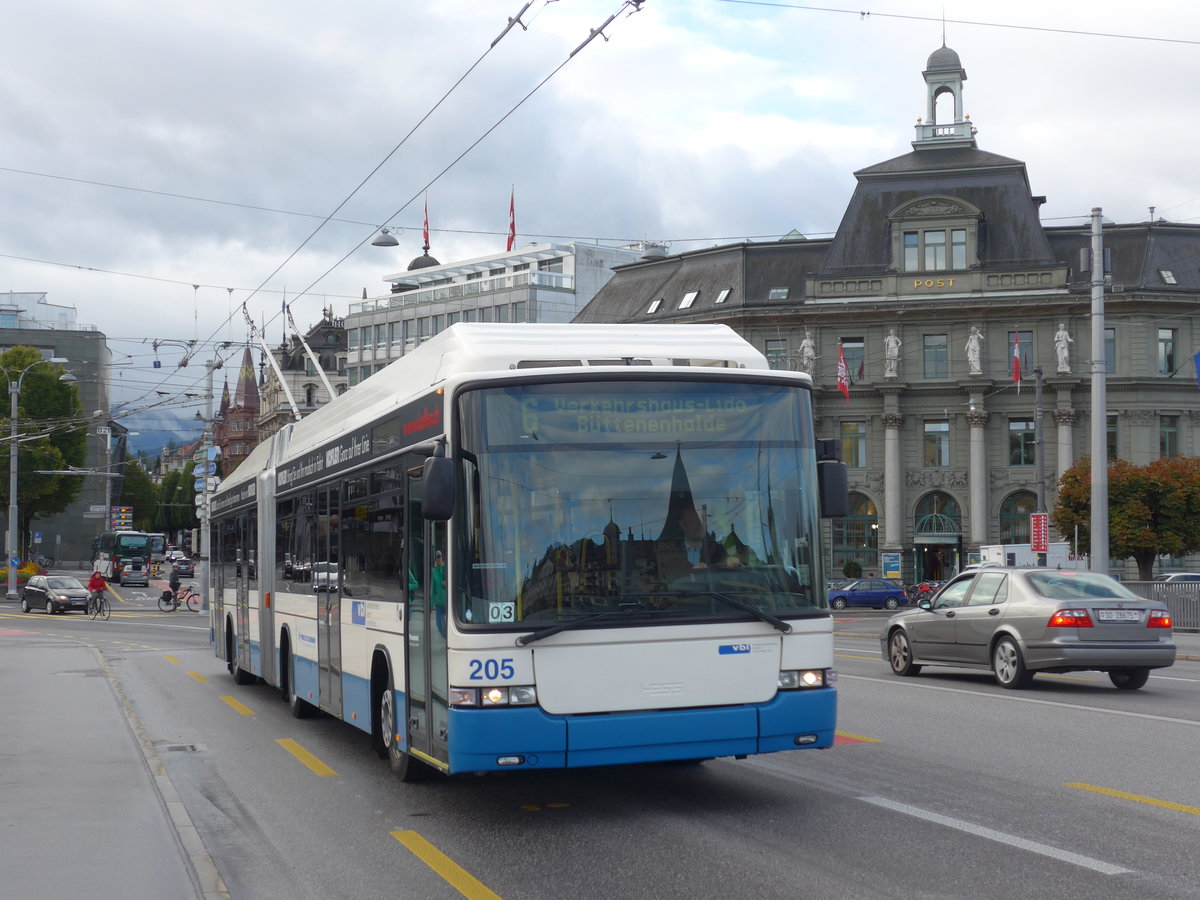 (185'135) - VBL Luzern - Nr. 205 - Hess/Hess Gelenktrolleybus am 18. September 2017 in Luzern, Bahnhofbr�cke