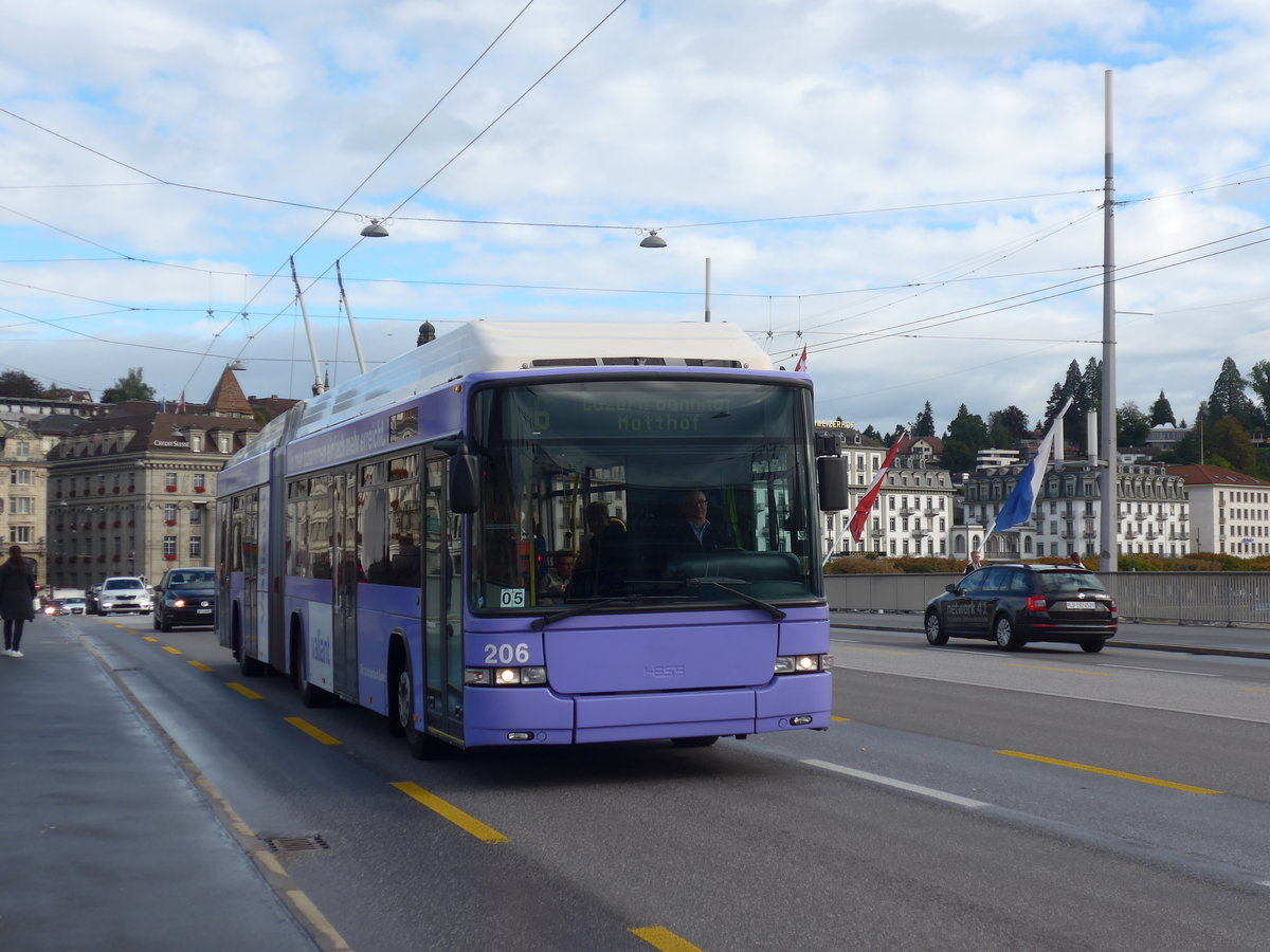 (185'141) - VBL Luzern - Nr. 206 - Hess/Hess Gelenktrolleybus am 18. September 2017 in Luzern, Bahnhofbr�cke