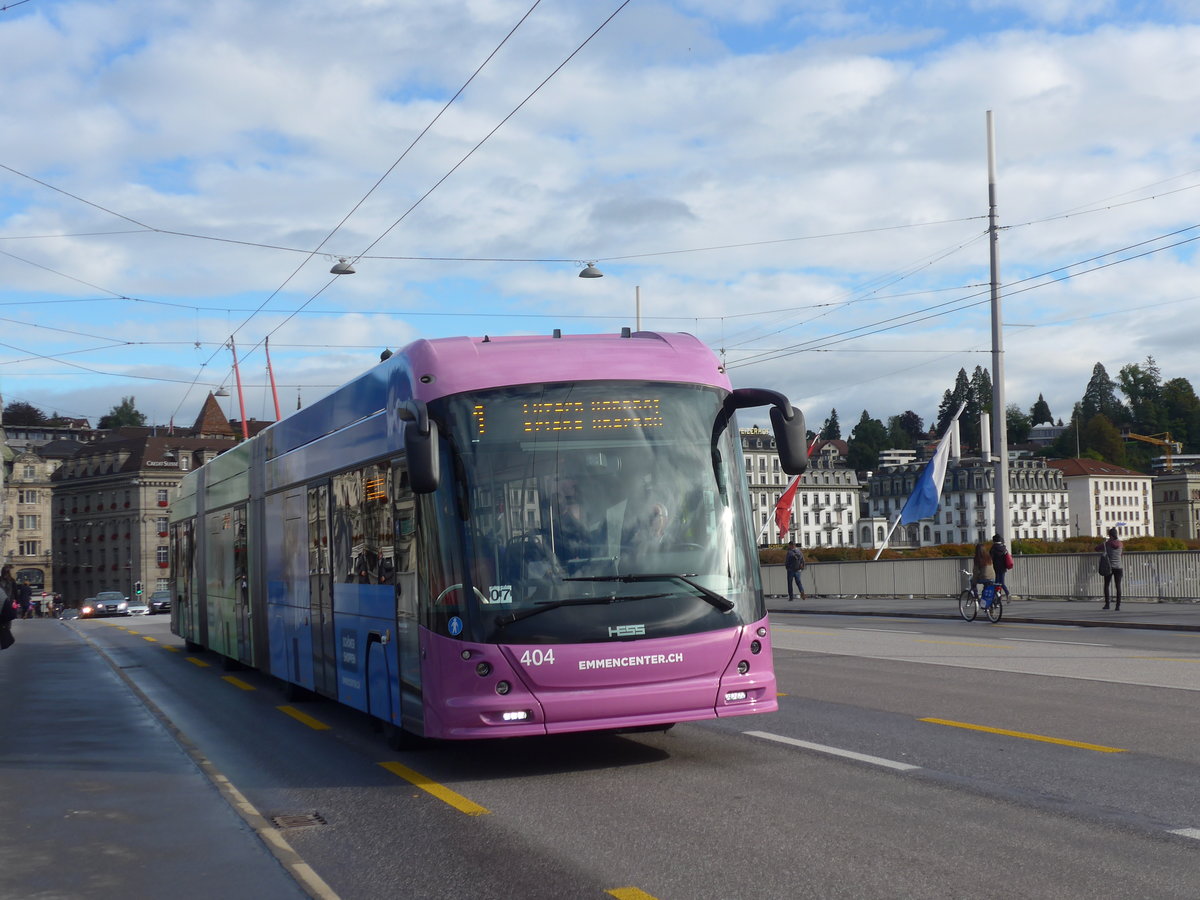 (185'142) - VBL Luzern - Nr. 404 - Hess/Hess Doppelgelenktrolleybus am 18. September 2017 in Luzern, Bahnhofbr�cke