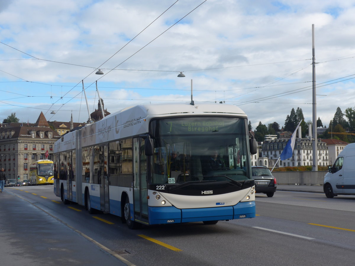 (185'144) - VBL Luzern - Nr. 222 - Hess/Hess Gelenktrolleybus am 18. September 2017 in Luzern, Bahnhofbr�cke