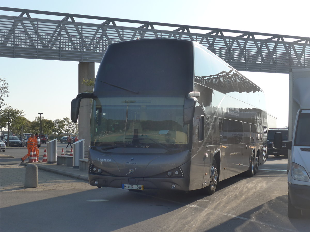 (185'200) - Aus Portugal: Pluma Tour, Vila Real - 25-RI-56 - Volvo/Atomic am 25. September 2017 in Bursins, Rastst�tte La C�te
