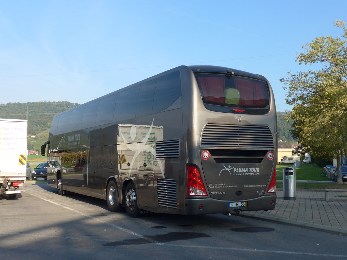 (185'201) - Aus Portugal: Pluma Tour, Vila Real - 25-RI-56 - Volvo/Atomic am 25. September 2017 in Bursins, Rastst�tte La C�te