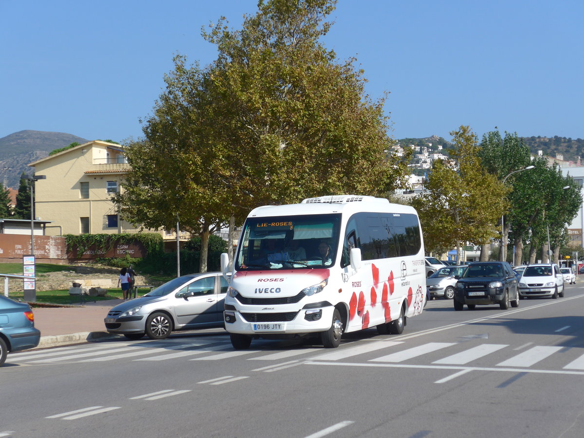 (185'652) - Transport urb�, Roses - Nr. 24/0196 JTY - Iveco am 29. September 2017 in Roses, Ciutadella